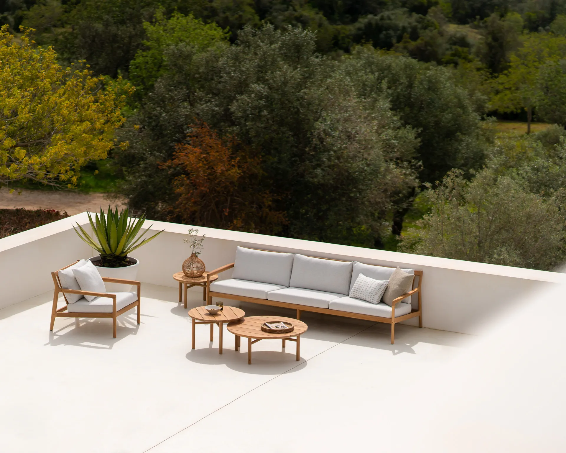 Quatro outdoor -sohvapöytä tiikki, Ø 59 cm Ethnicraft