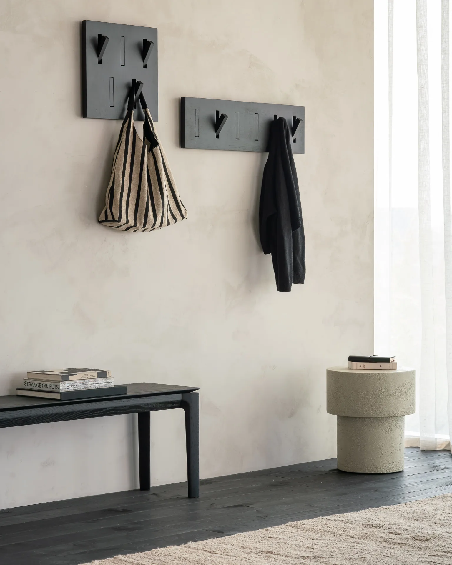 Utilitile wall hanger vaateripustin, Lakattu tammi-black-large Ethnicraft