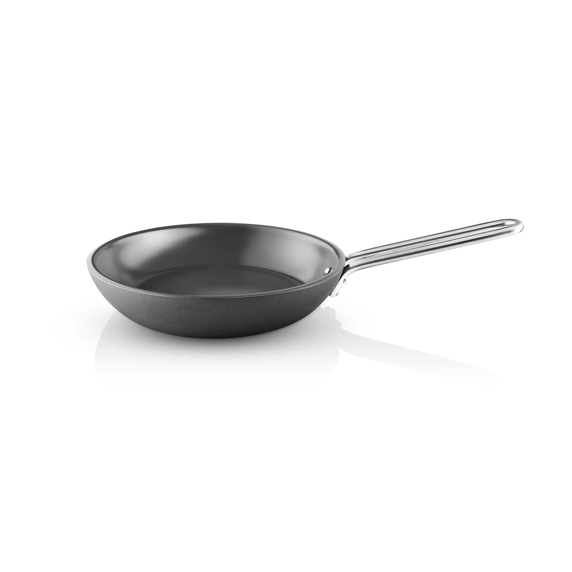 Professional Laser Titanium Slip-Let paistinpannu, Black, Ø24 cm Eva Solo