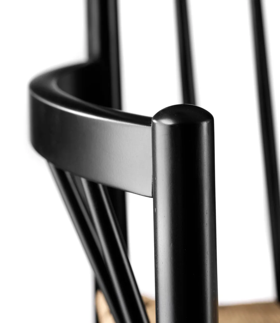 J81 käsinojatuoli, Nature-beech black painted FDB Møbler