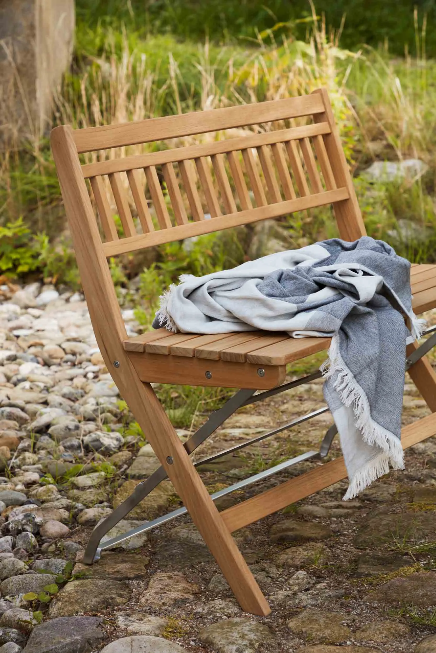 M24 Lilleø parvepenkki, Teak-ruostumaton teräs FDB Møbler