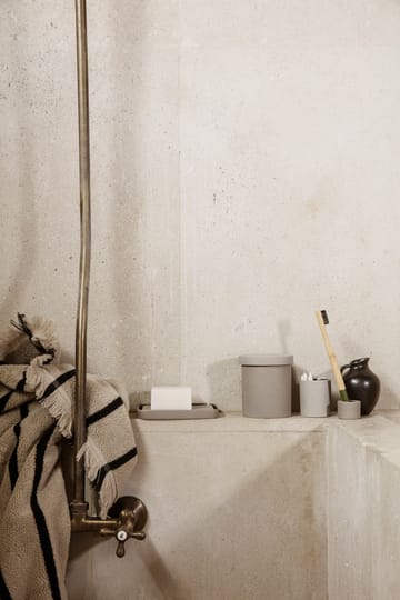 Alee pyyhe 50x100 cm - Hiekka-musta - Ferm Living