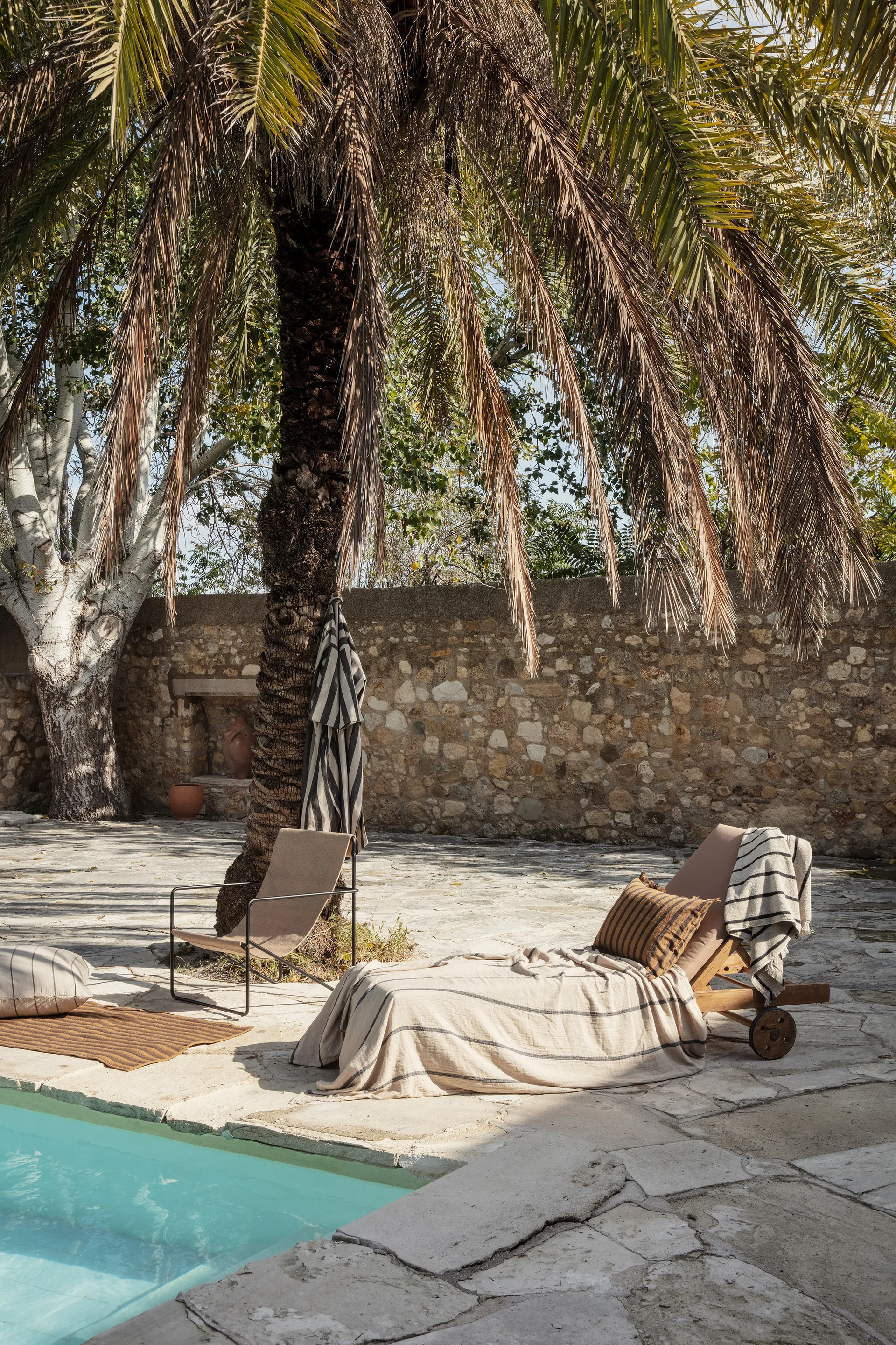 Alee pyyhe 50x100 cm, Hiekka-musta Ferm Living