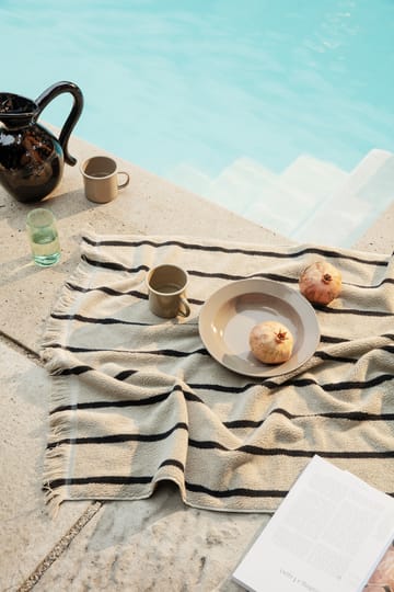 Alee pyyhe 70x140 cm - Hiekka-musta - Ferm Living