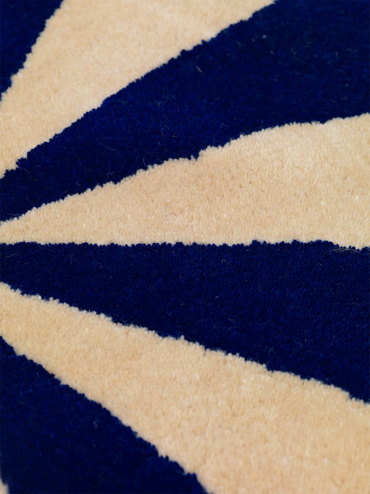 Arch käsintuftattu matto Ø130 cm, Bright blue-Off white Ferm Living