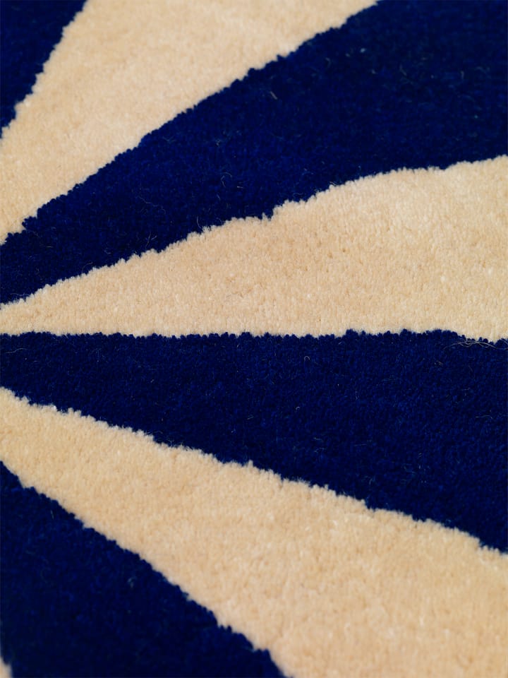Arch käsintuftattu matto Ø130 cm - Bright blue-Off white - ferm LIVING