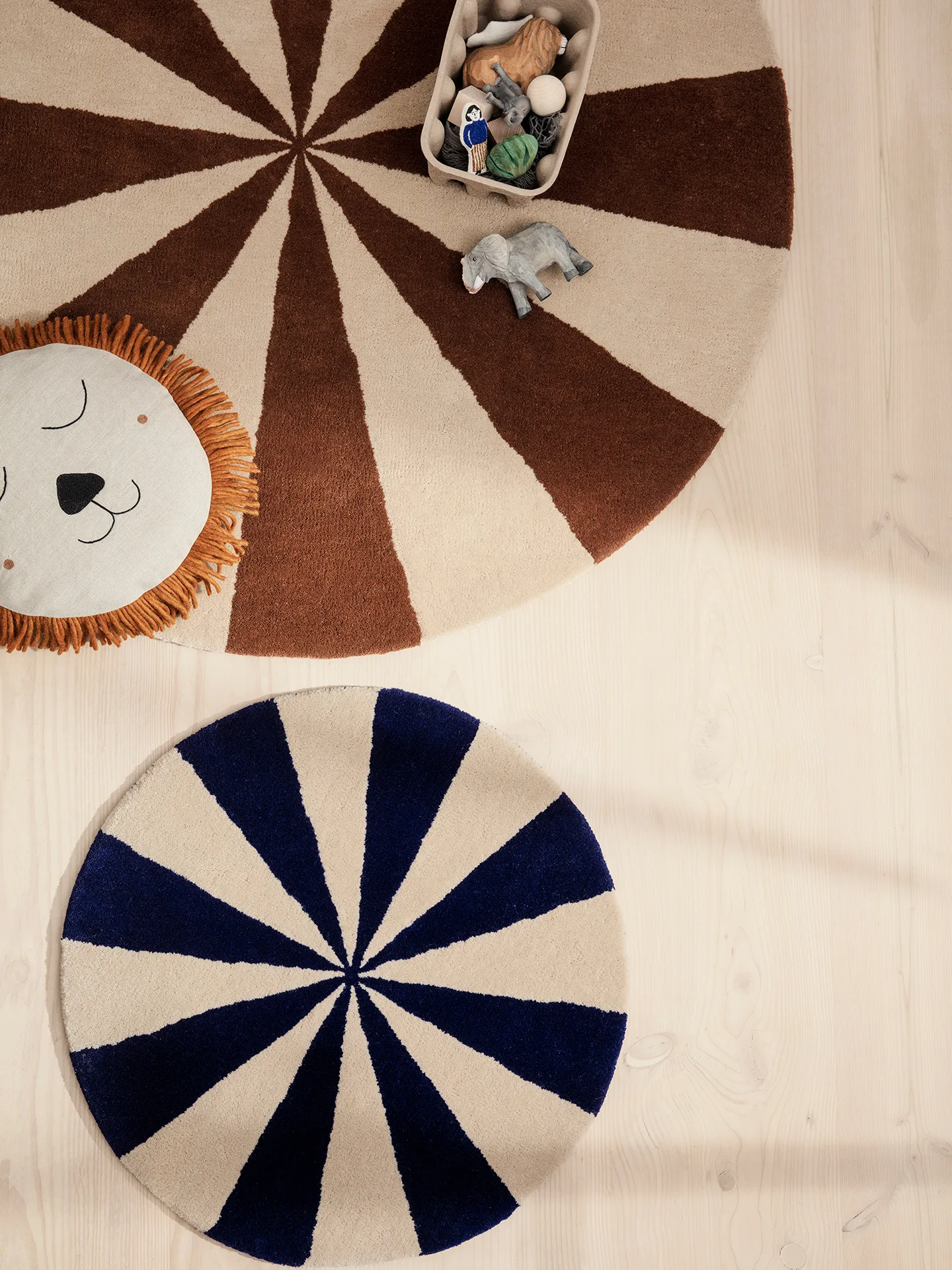 Arch käsintuftattu matto Ø70 cm, Bright blue-Off white Ferm Living