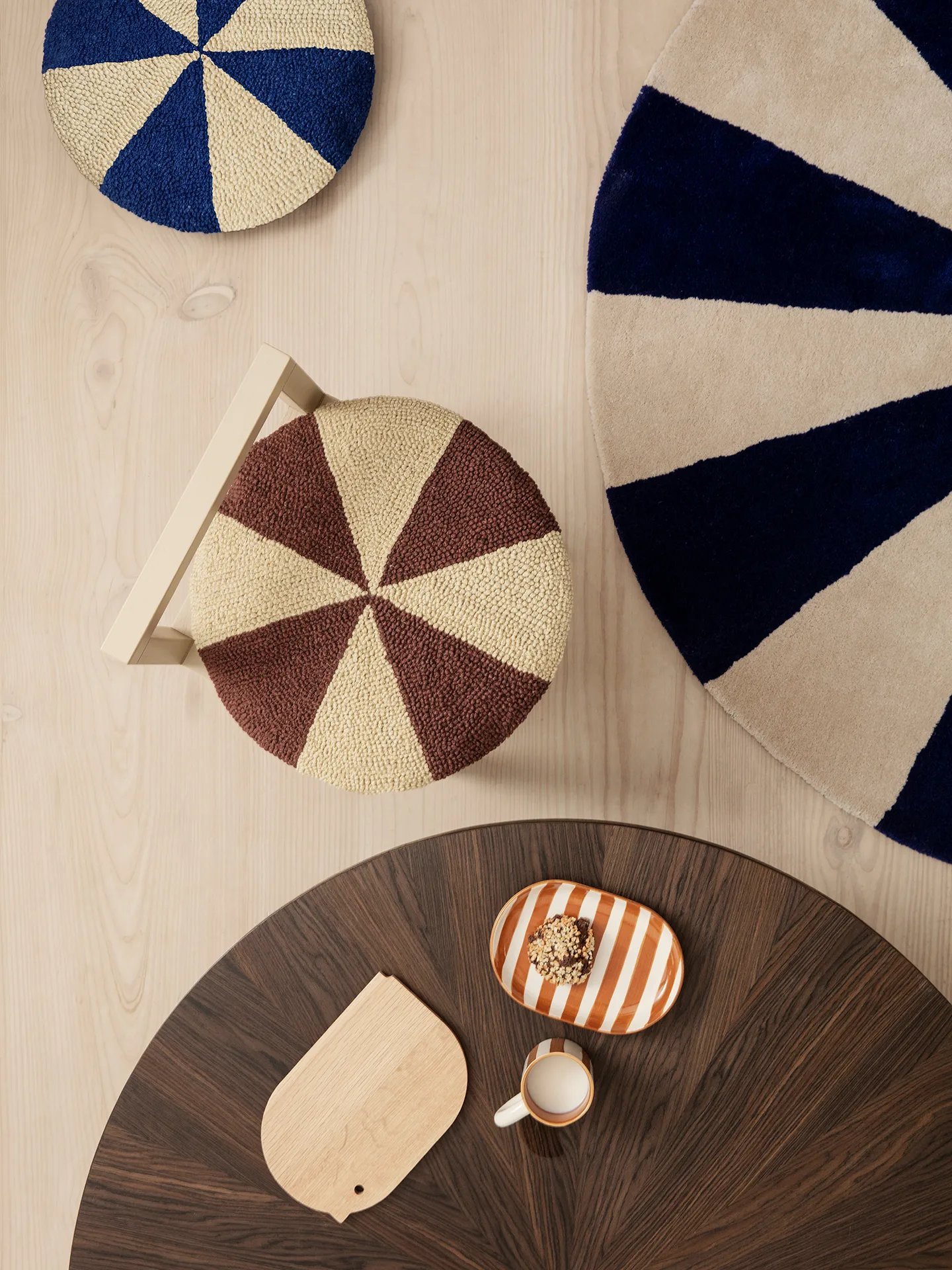 Arch pyöreä tyyny Ø40 cm, Bright blue-Off white Ferm Living