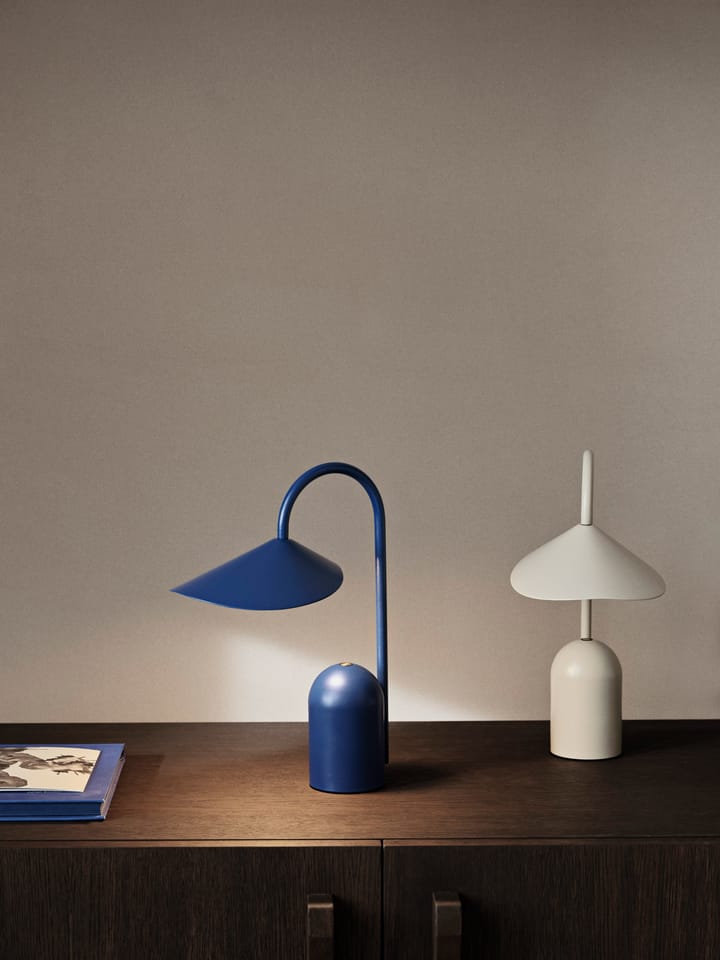 Arum kannettava valaisin - Bright Blue - ferm LIVING