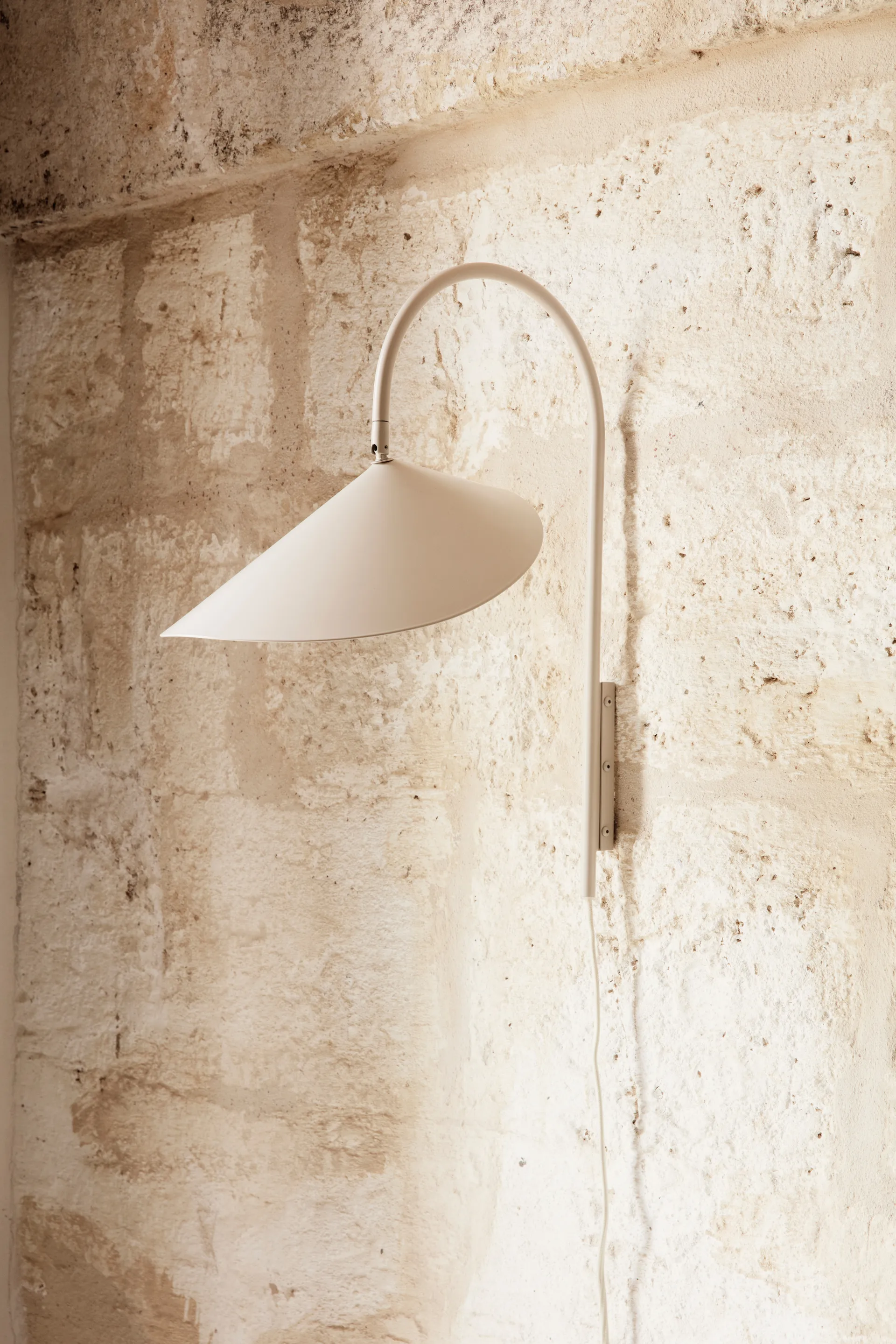 Arum swivel seinävalaisin, Cashmere Ferm Living