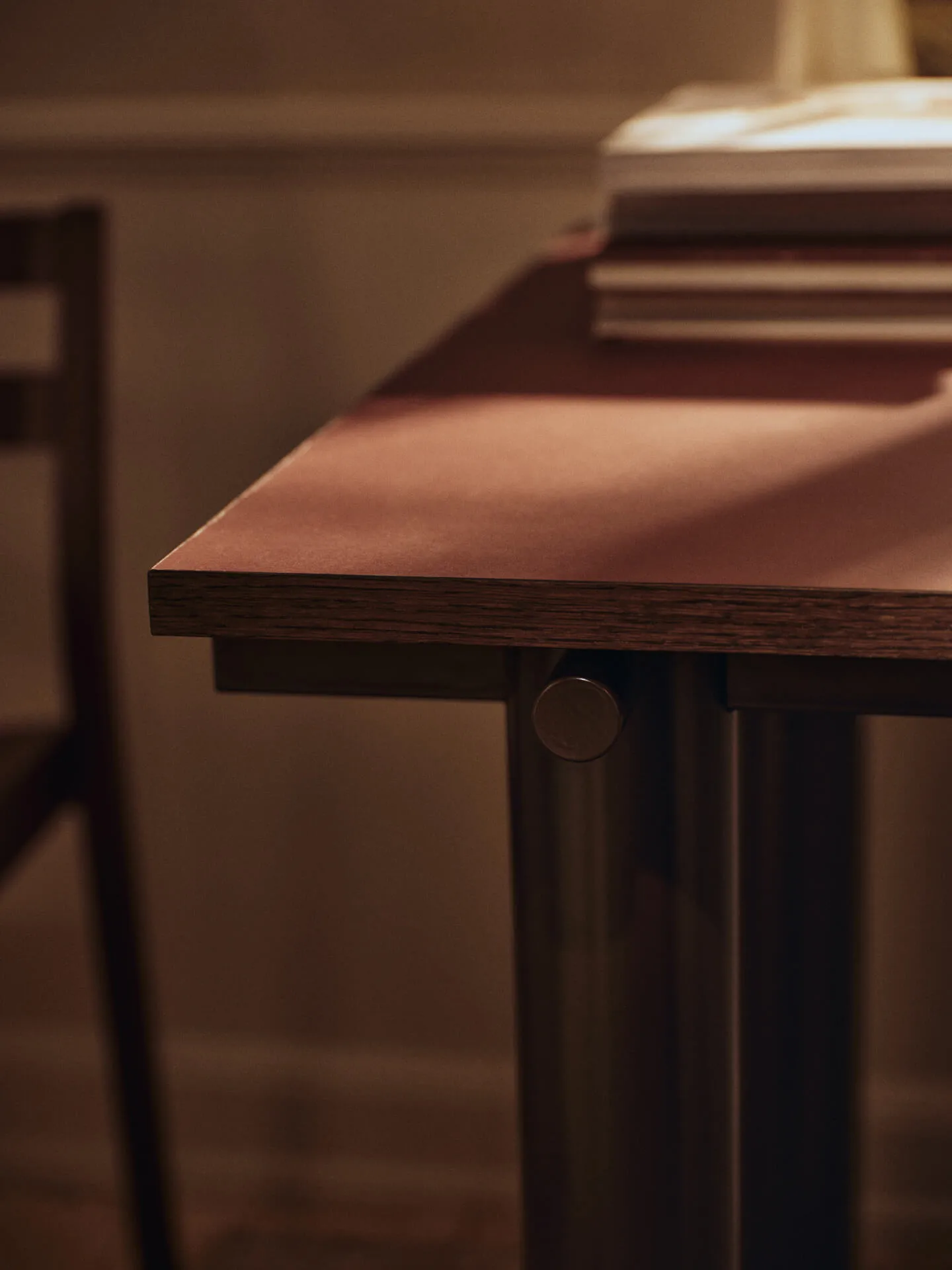 Atura ruokapöytä, Dark chocolate-burgundy, 90x200 cm Ferm Living