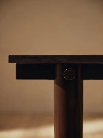 Atura ruokapöytä - Dark chocolate-mörkäsävytteinen tammi, 90×160 cm - Ferm Living