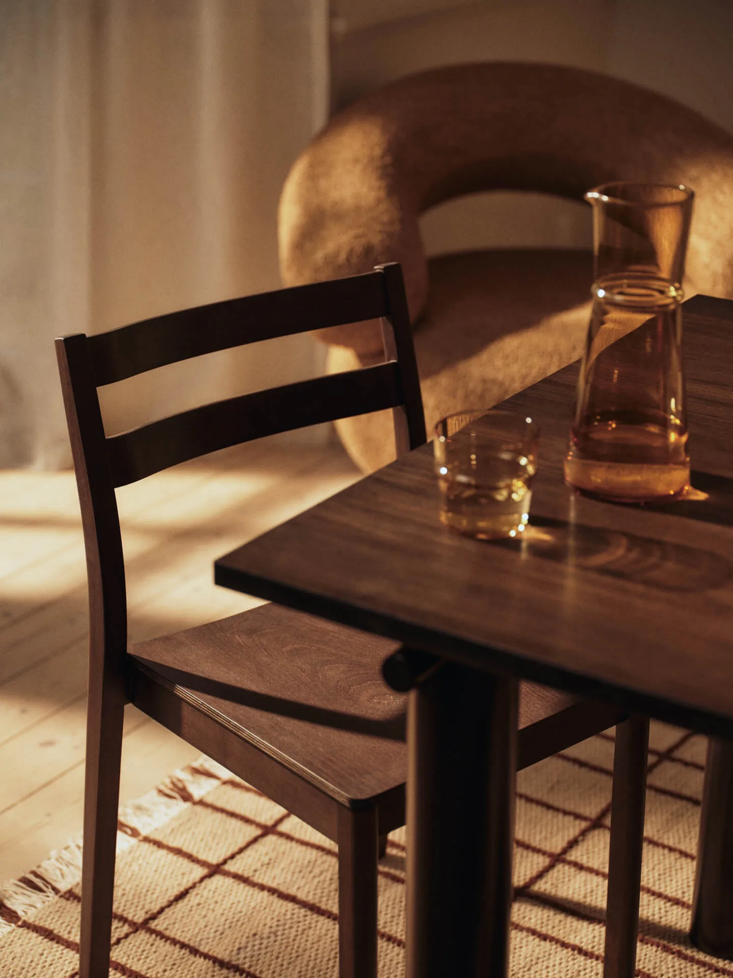 Atura ruokapöytä, Dark chocolate-mörkätty tammi, 90x200 cm Ferm Living