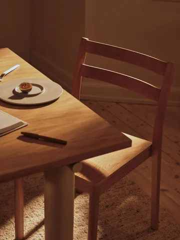 Atura ruokapöytä - Light cashmere-tammiviilu, 90x160 cm - Ferm Living