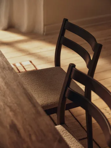 Boda tuoli - Verhoiltu istuin soft bouclé, tummaksi petsattu pyökki-natural - Ferm Living