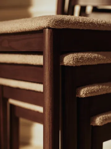 Boda tuoli - Verhoiltu istuin soft bouclé, tummaksi petsattu pyökki-natural - Ferm Living