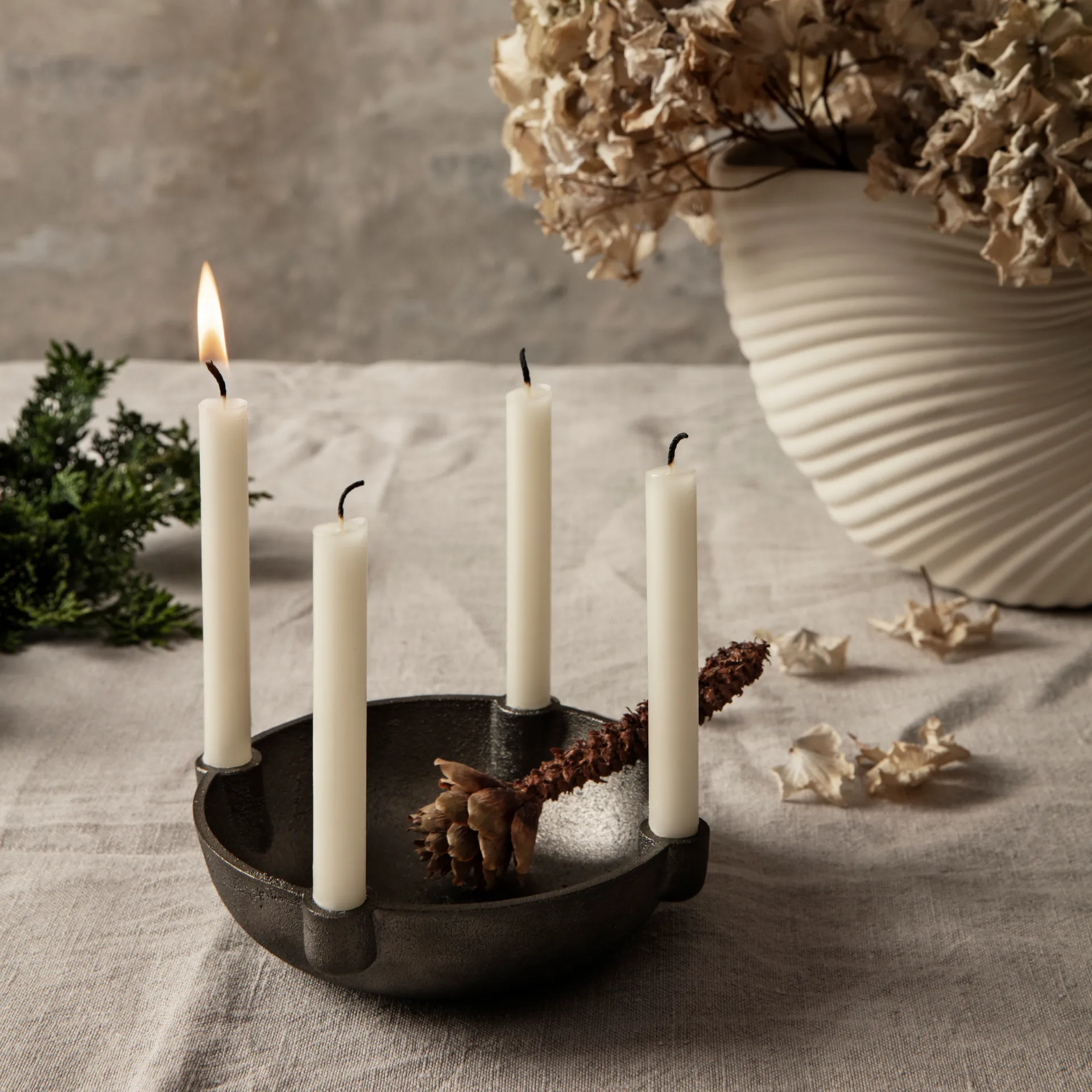 Bowl adventtikynttelikkö, messinki, Black brass Ferm Living
