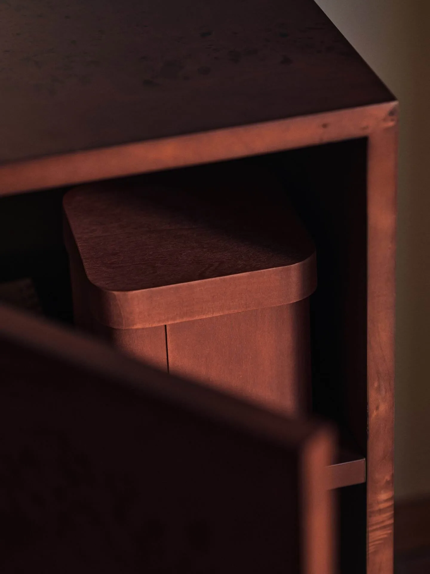 Burl Side Table jalusta, Tummaksi petsattu Ferm Living