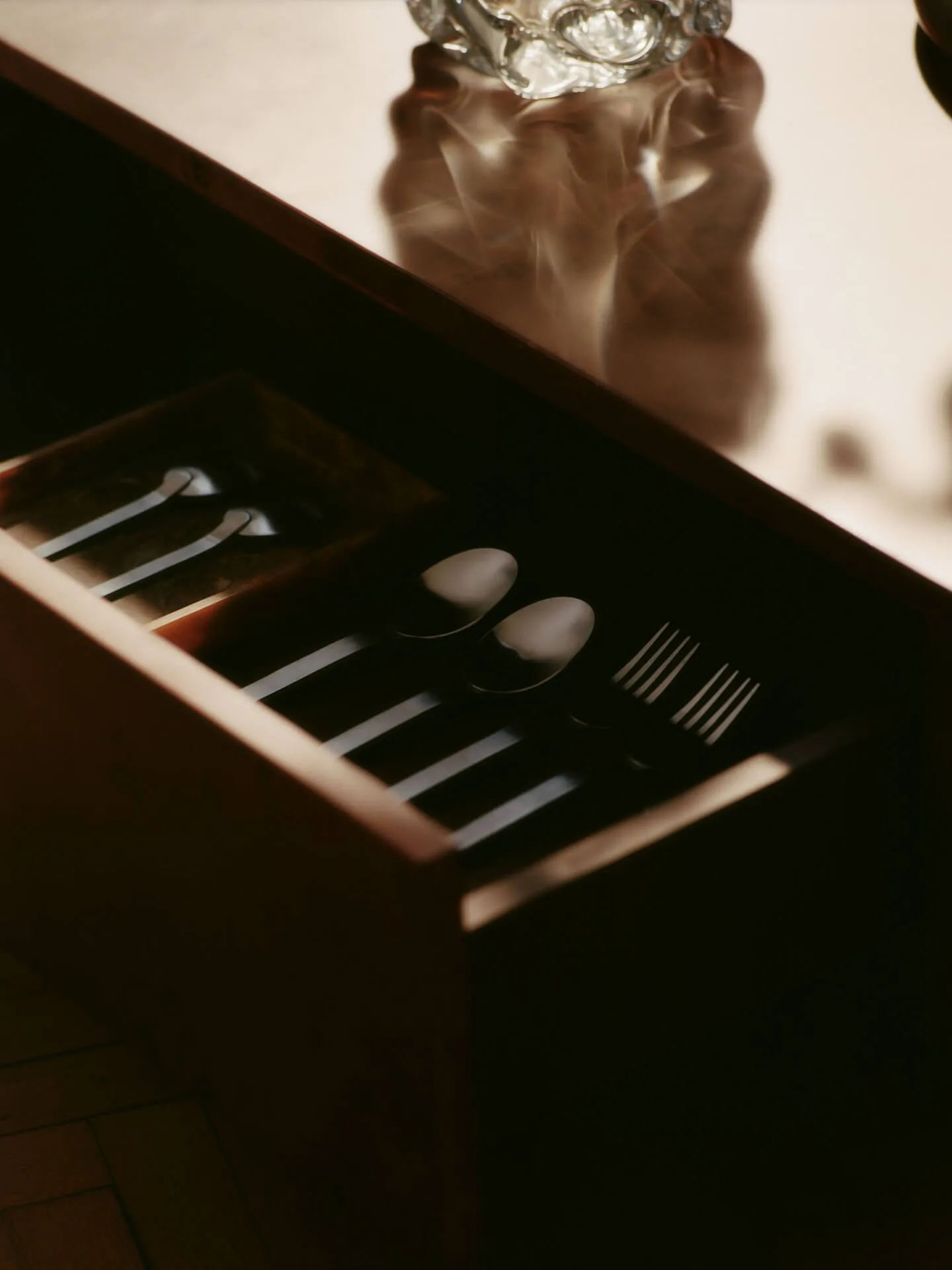 Burl storage sohvapöytä 70x70 cm, Dark stained burl Ferm Living