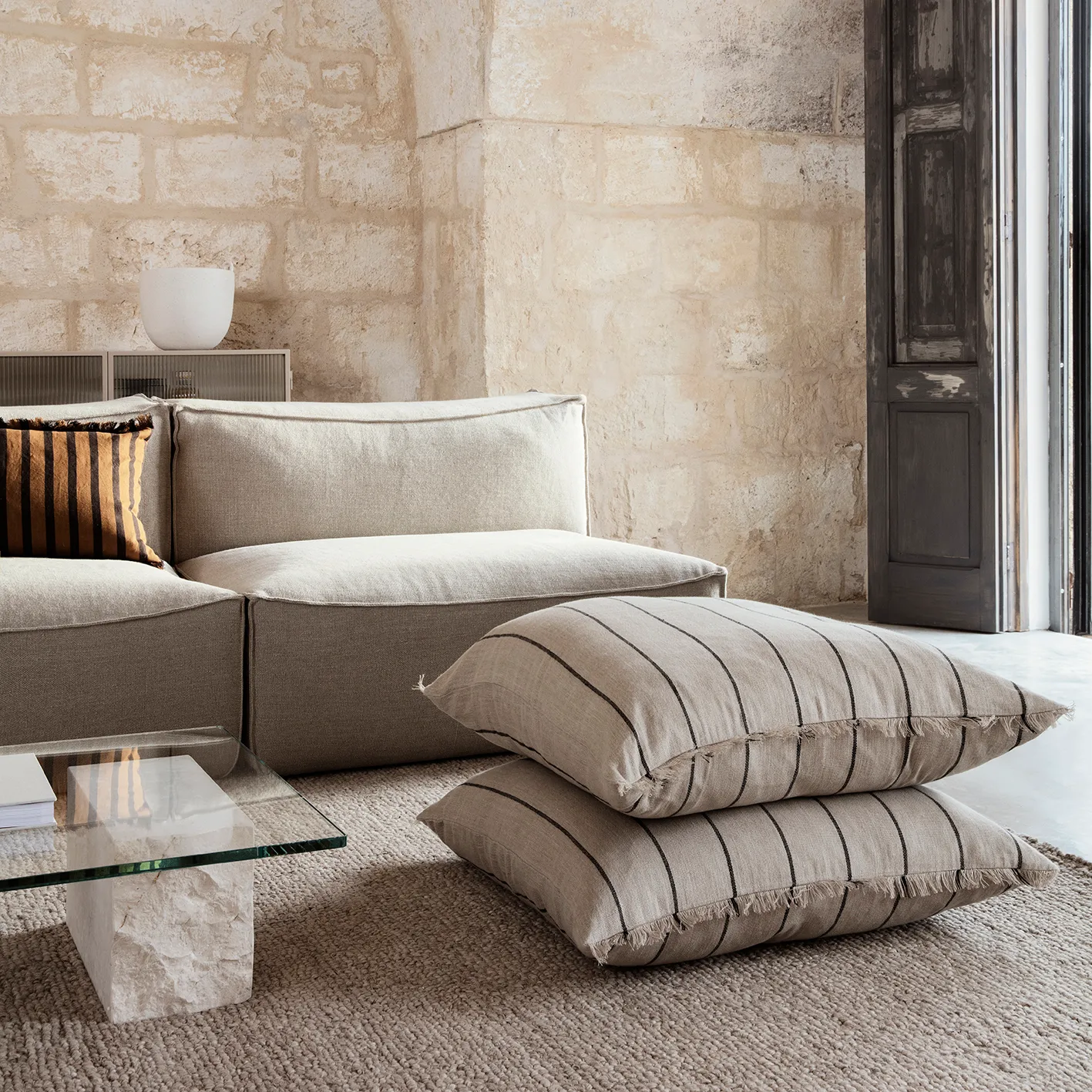 Calm tyyny camel-black, 78x78 cm Ferm Living