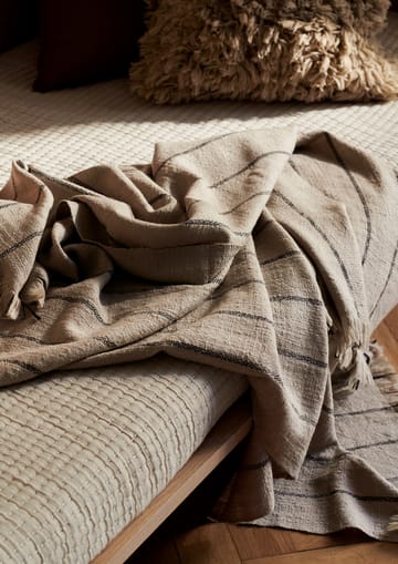 Calm villahuopa 120 x 180 cm - Camel/Black - Ferm Living