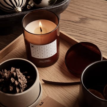 Christmas Calendar -tuoksukynttilä - Punaruskea - Ferm Living