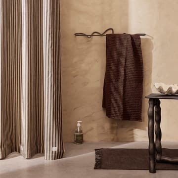 Curvature käsipyyheripustin - Musta messinki - Ferm Living