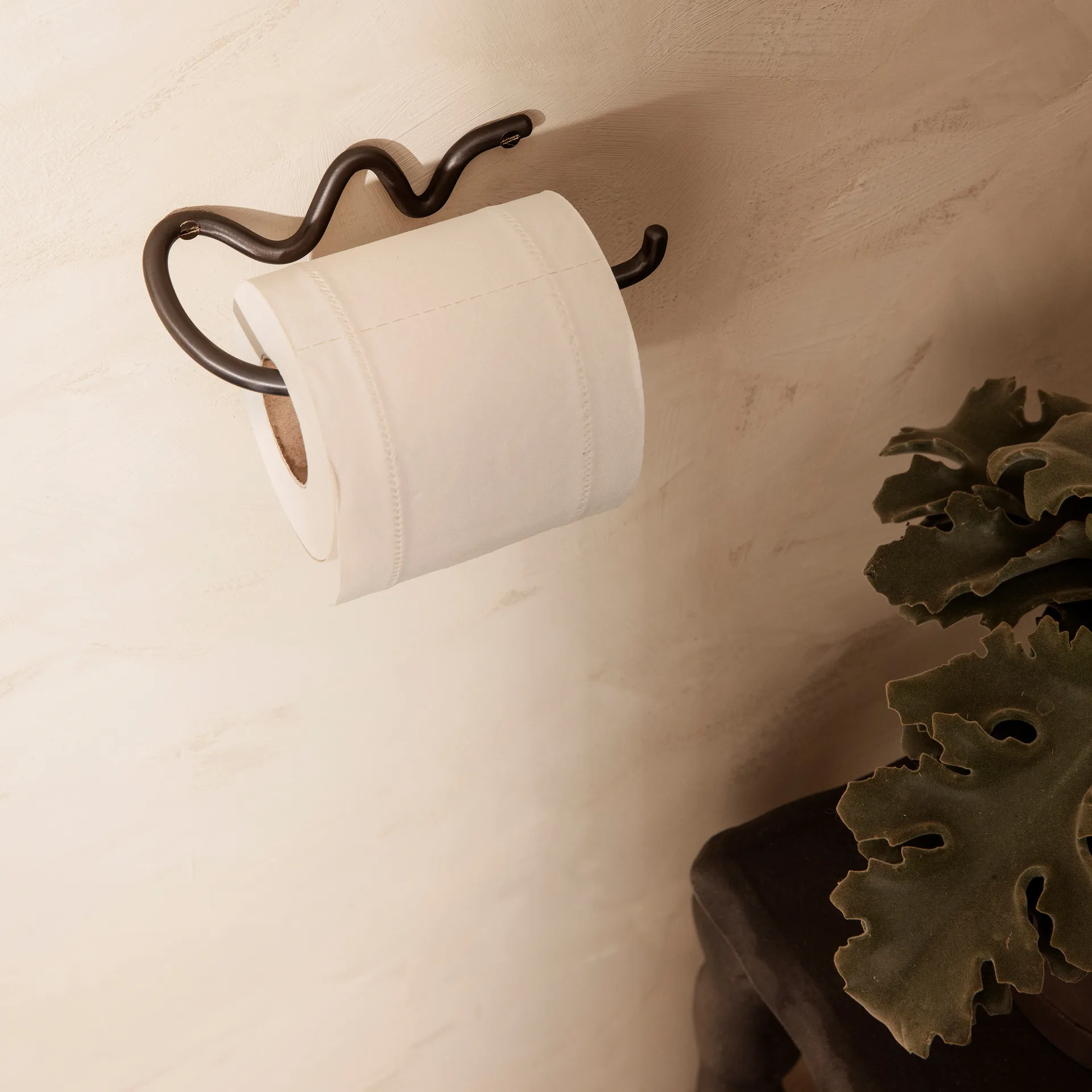 Curvature wc-paperiteline, Musta messinki Ferm Living