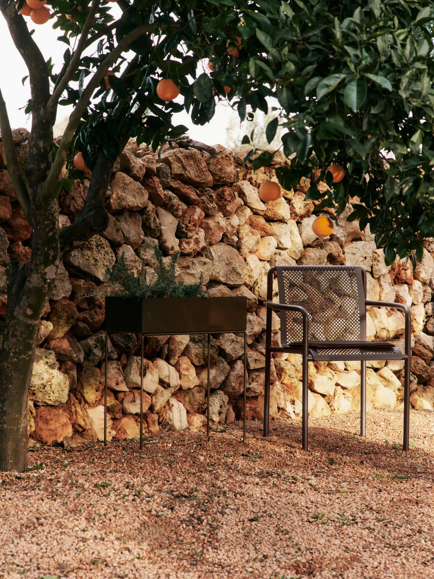 Dapple tuoli käsinojilla, Dark Chocolate Ferm Living