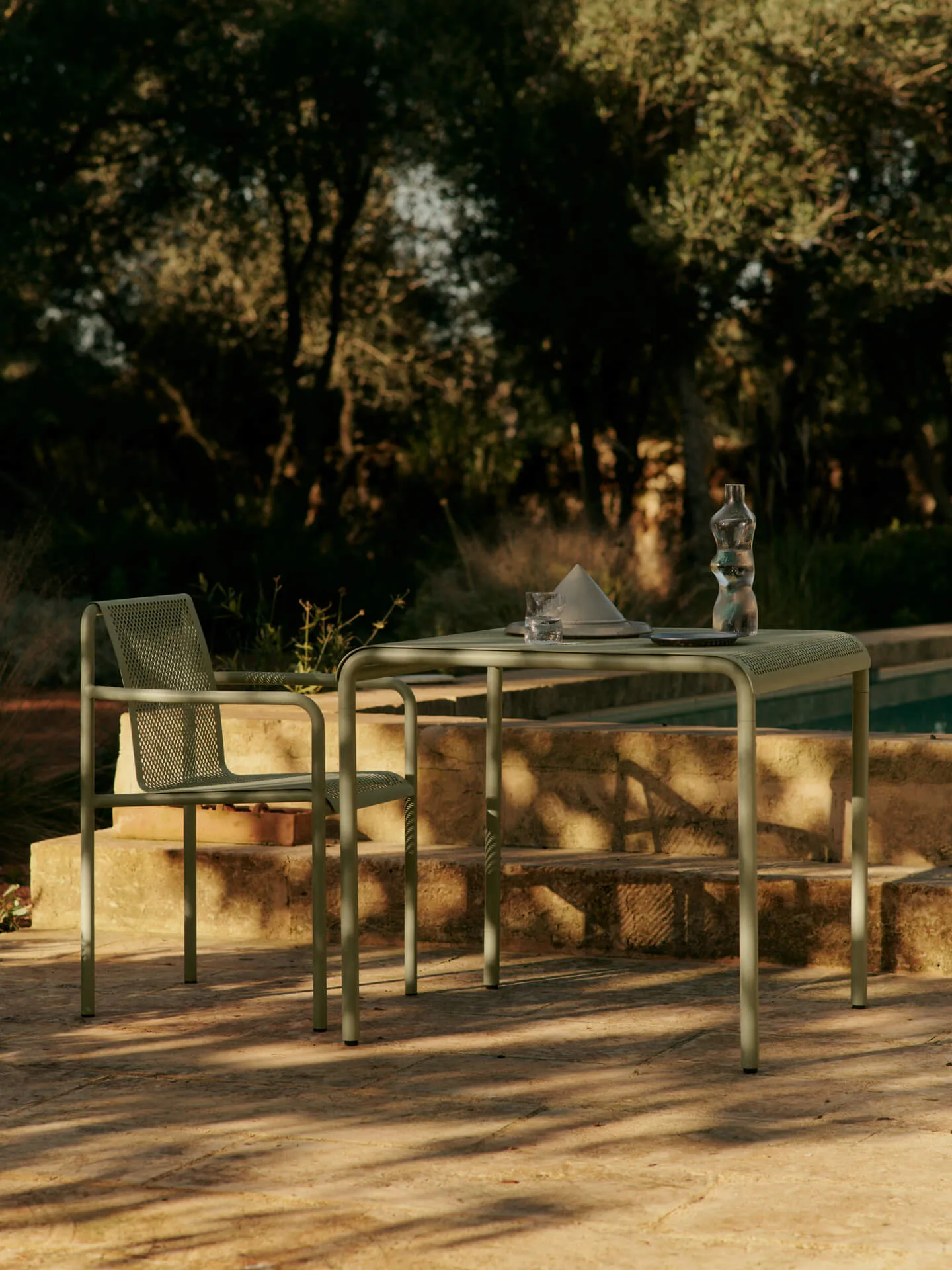 Dapple tuoli käsinojilla, Tea green. Ferm Living