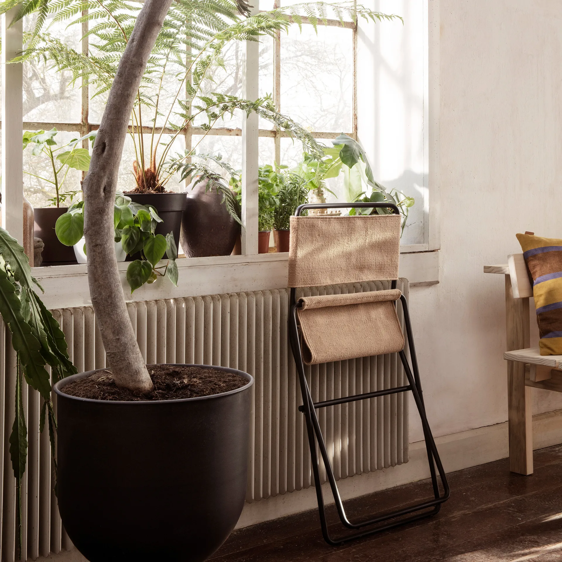 Desert tuoli, Black-sand Ferm Living