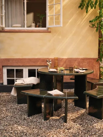 Deya kaareva istuinpenkki - Tummanvihreä, 110x40x45,5 cm - Ferm Living