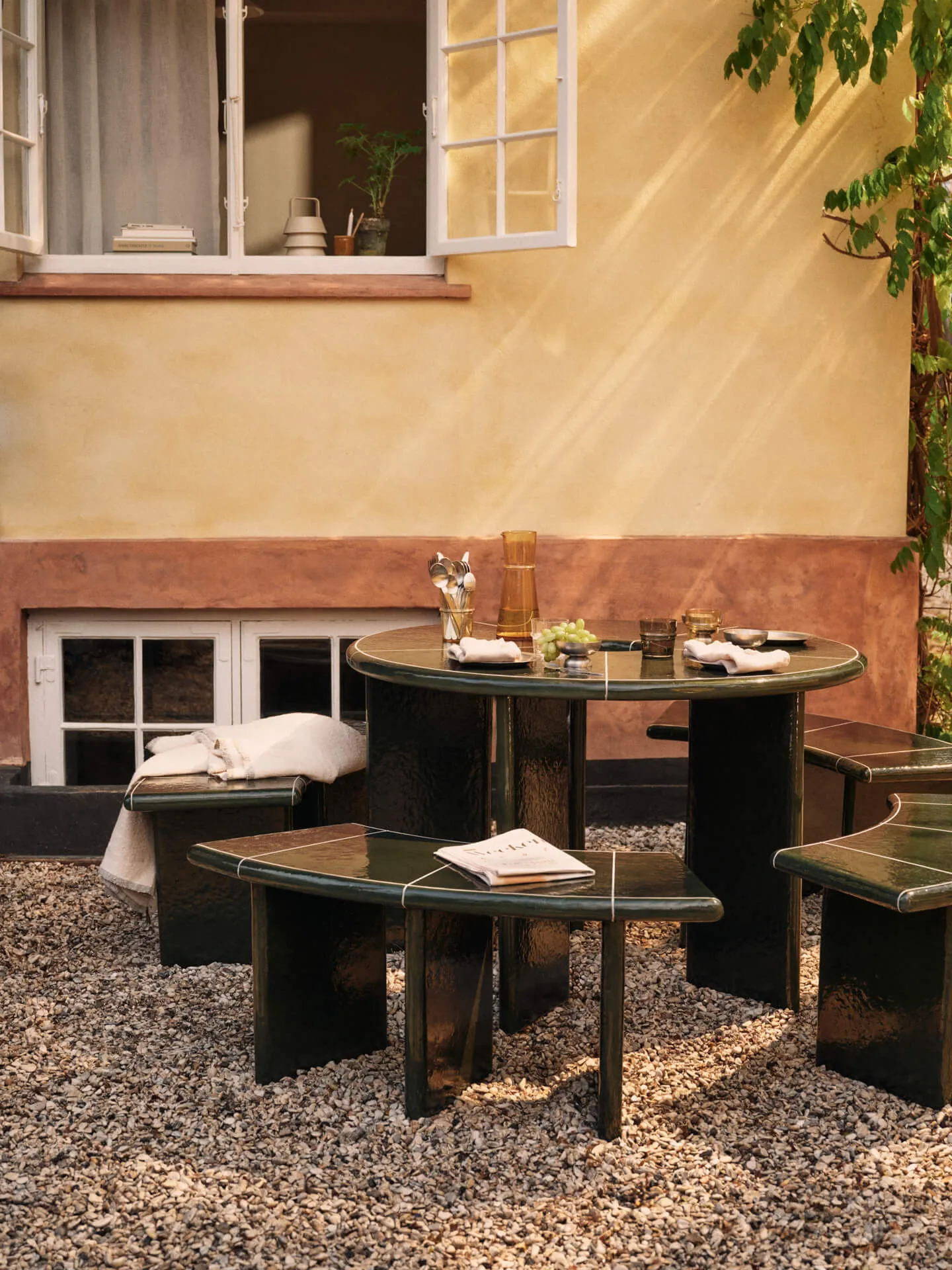 Deya ruokapöytä, Tummanvihreä, Ø120×75 cm Ferm Living