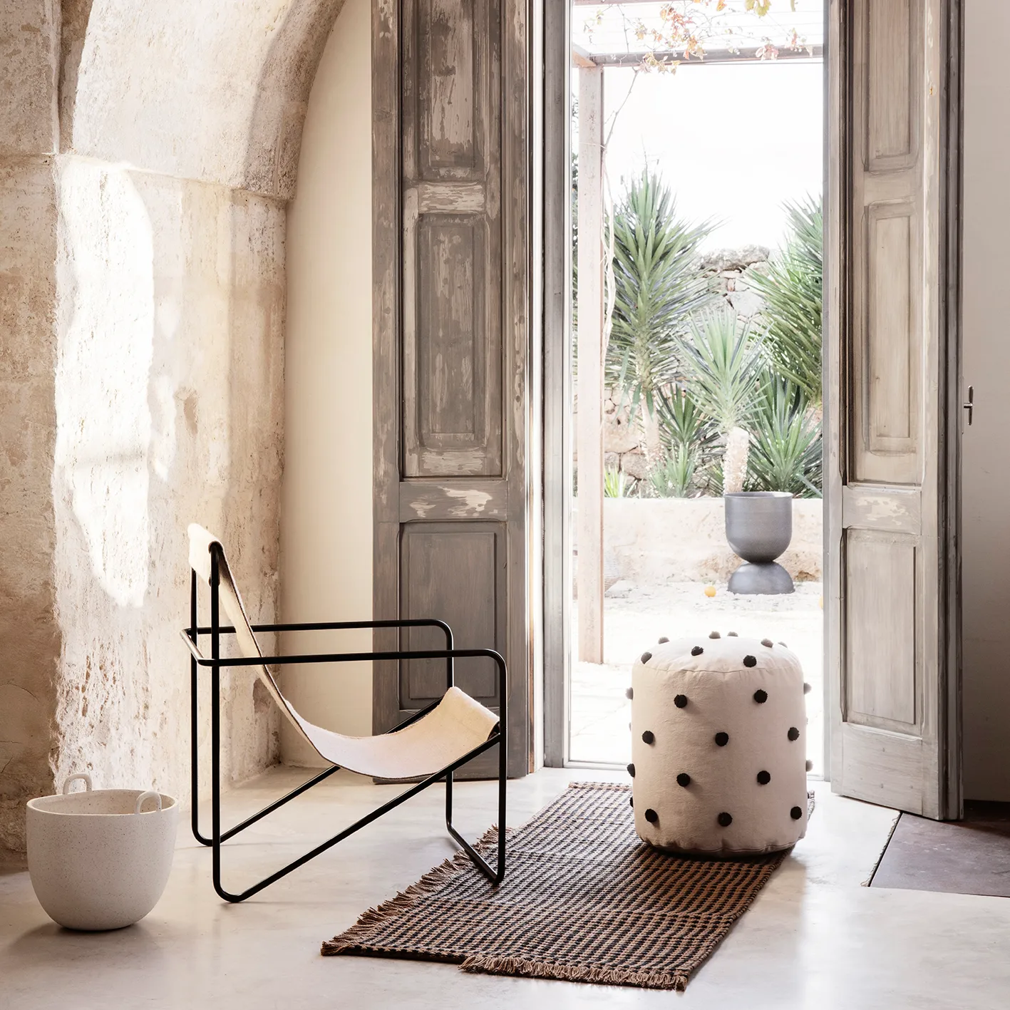 Dot rahi Ø 39 cm, Sand-black Ferm Living