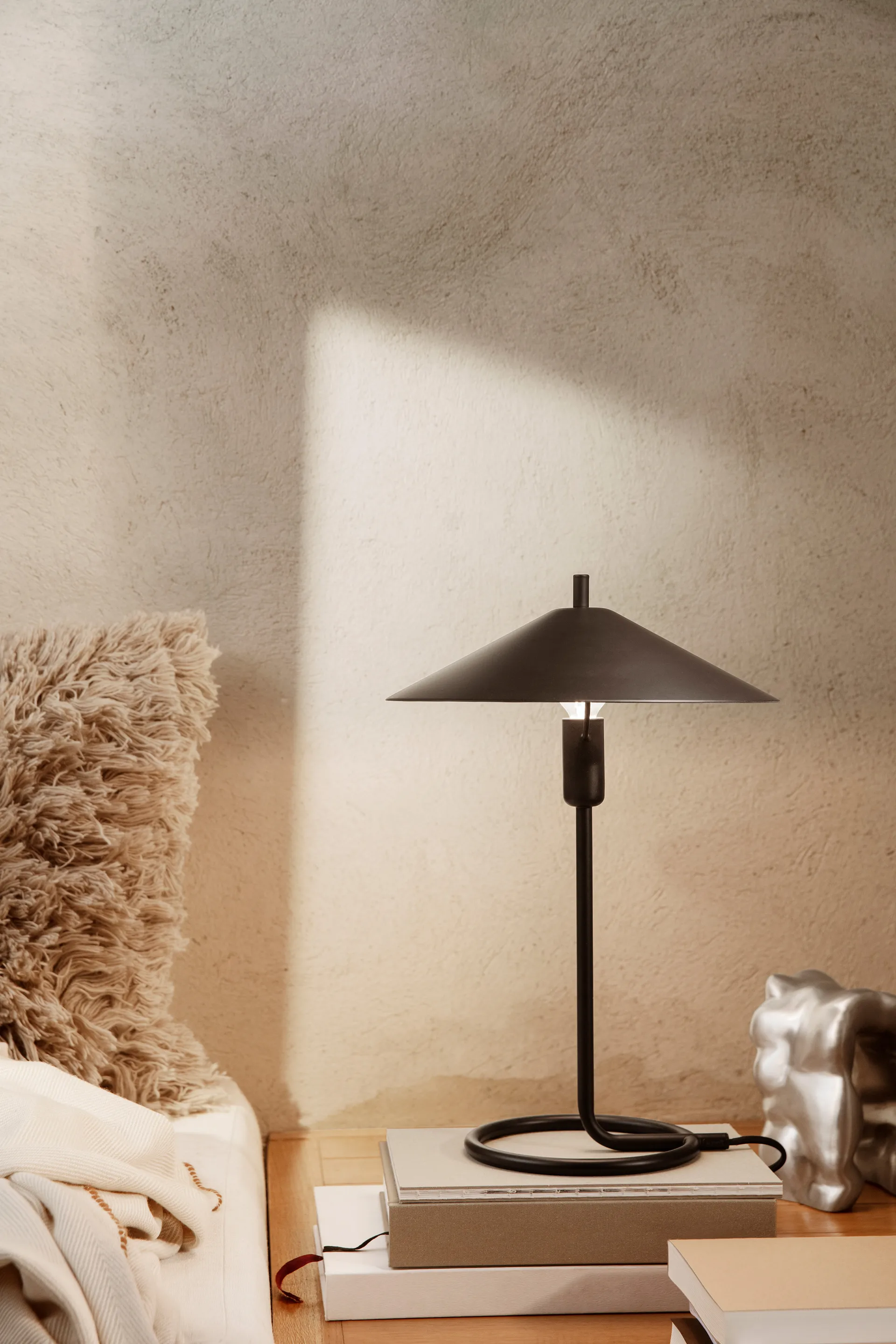 Filo pöytävalaisin, Musta-musta Ferm Living