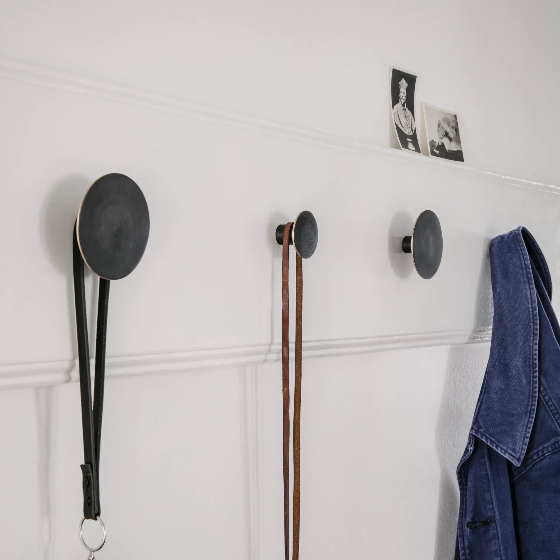 Flat Circle -nuppi musta-messinki, Ø4 cm Ferm Living