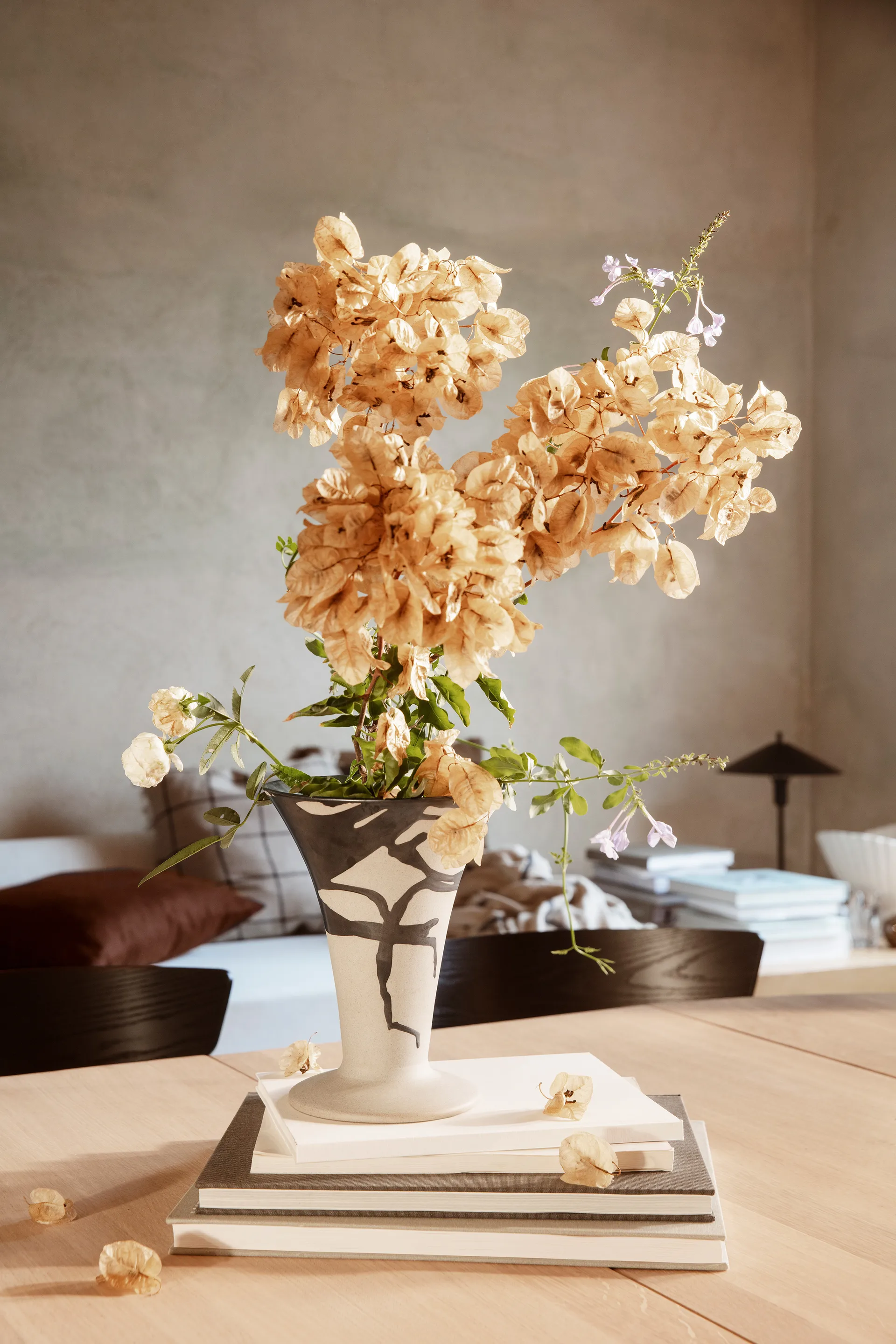 Flores maljakko 23 cm, Hiekka-musta Ferm Living