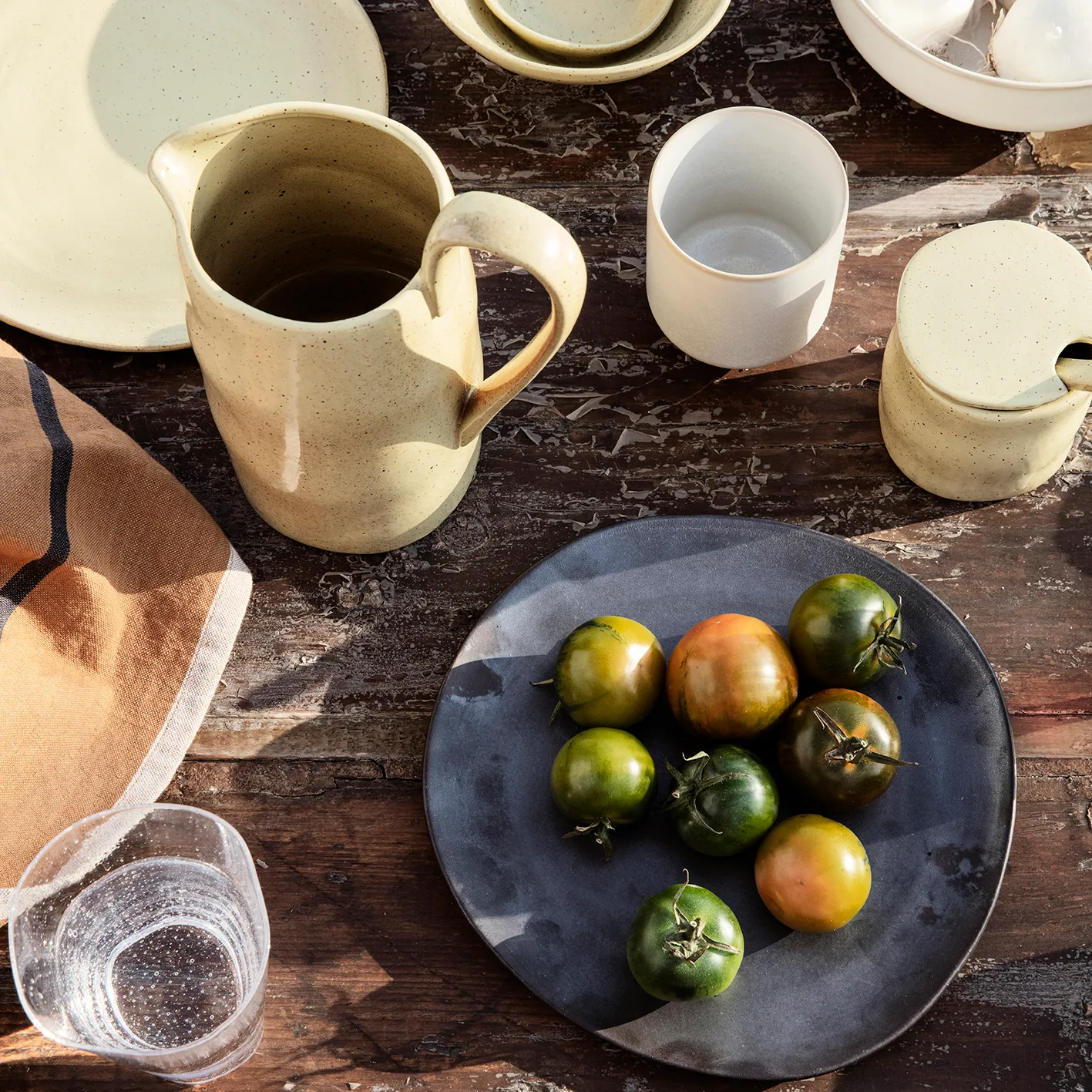 Flow lautanen 22 cm, Musta Ferm Living