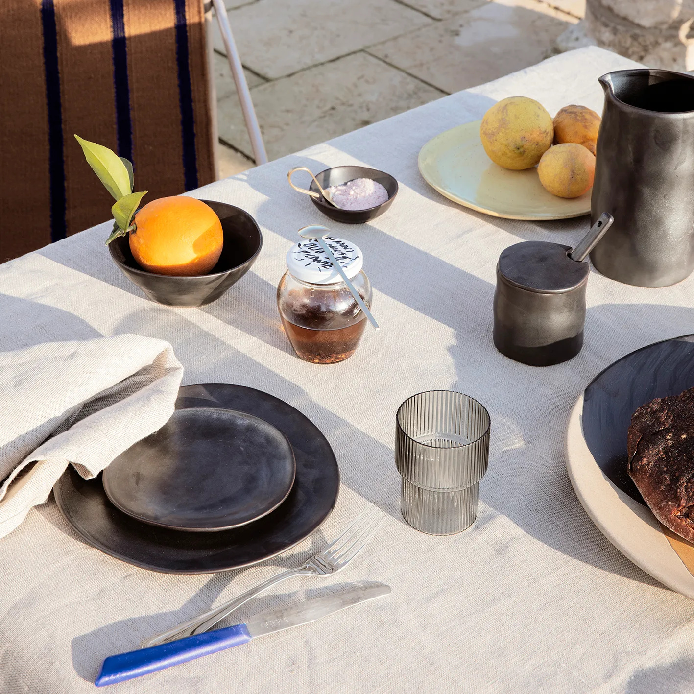 Flow lautanen 22 cm, Musta Ferm Living