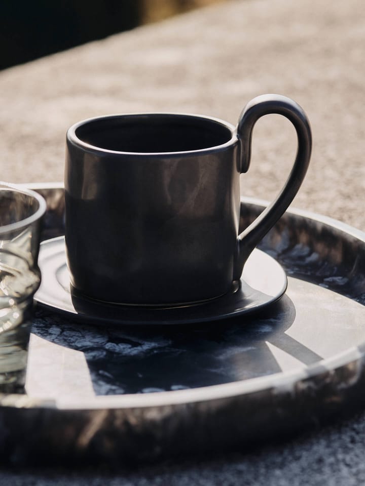 Flow muki lautasella 25 cl, Black Ferm Living