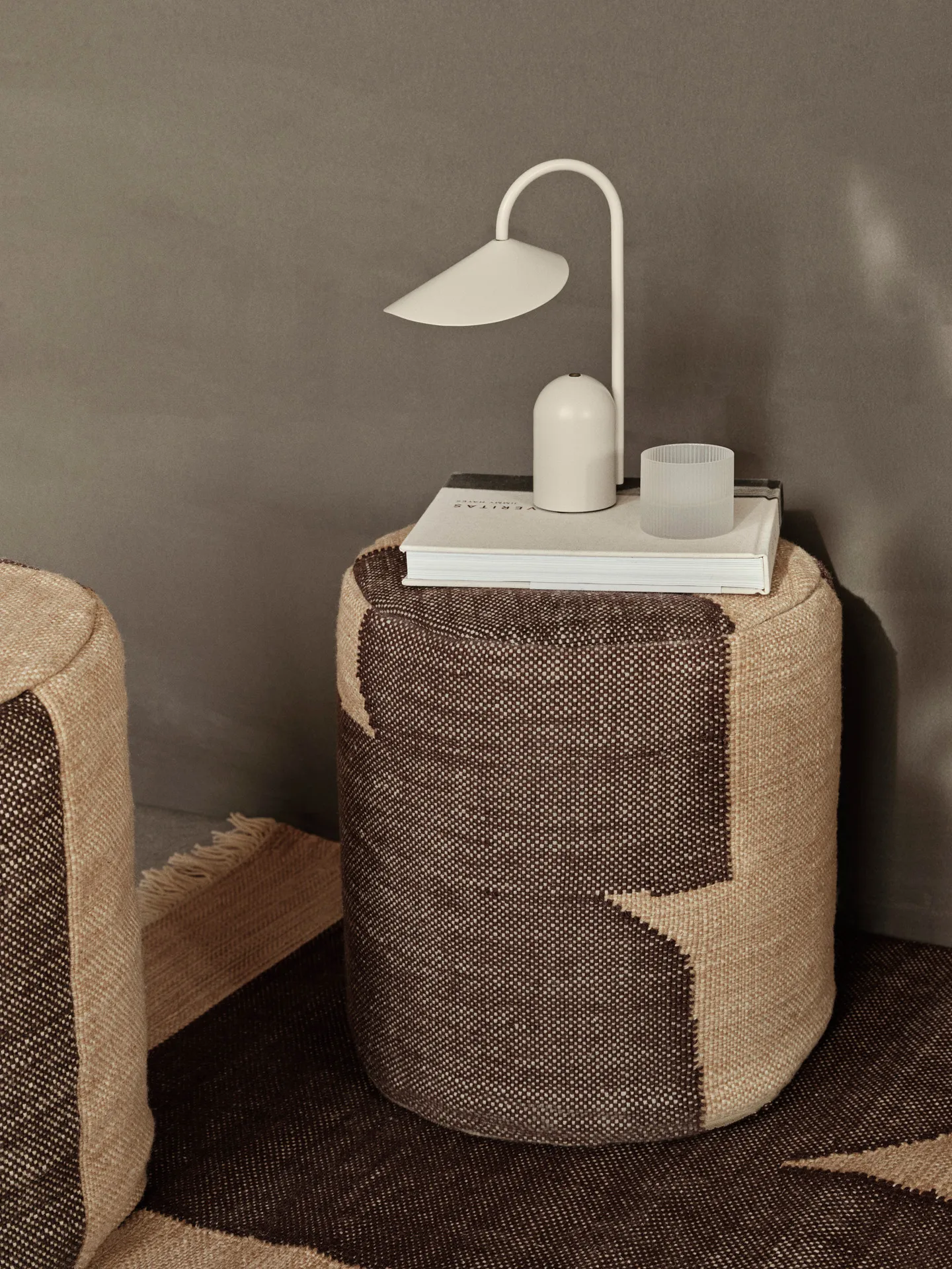 Forene cylinder pouf istuinrahi Ø38x42 cm, Tan-Chocolate Ferm Living