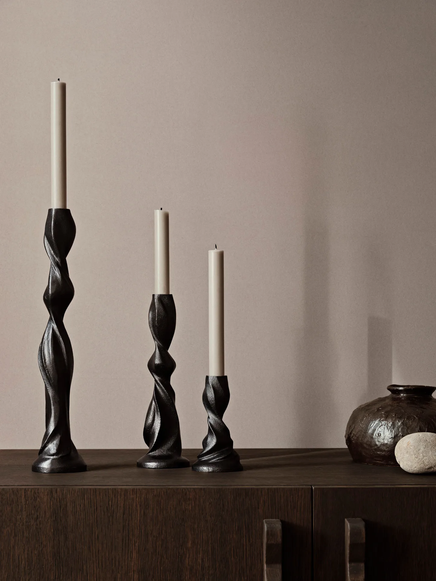 Gale kynttilänjalka 38 cm, Blackened Aluminium Ferm Living