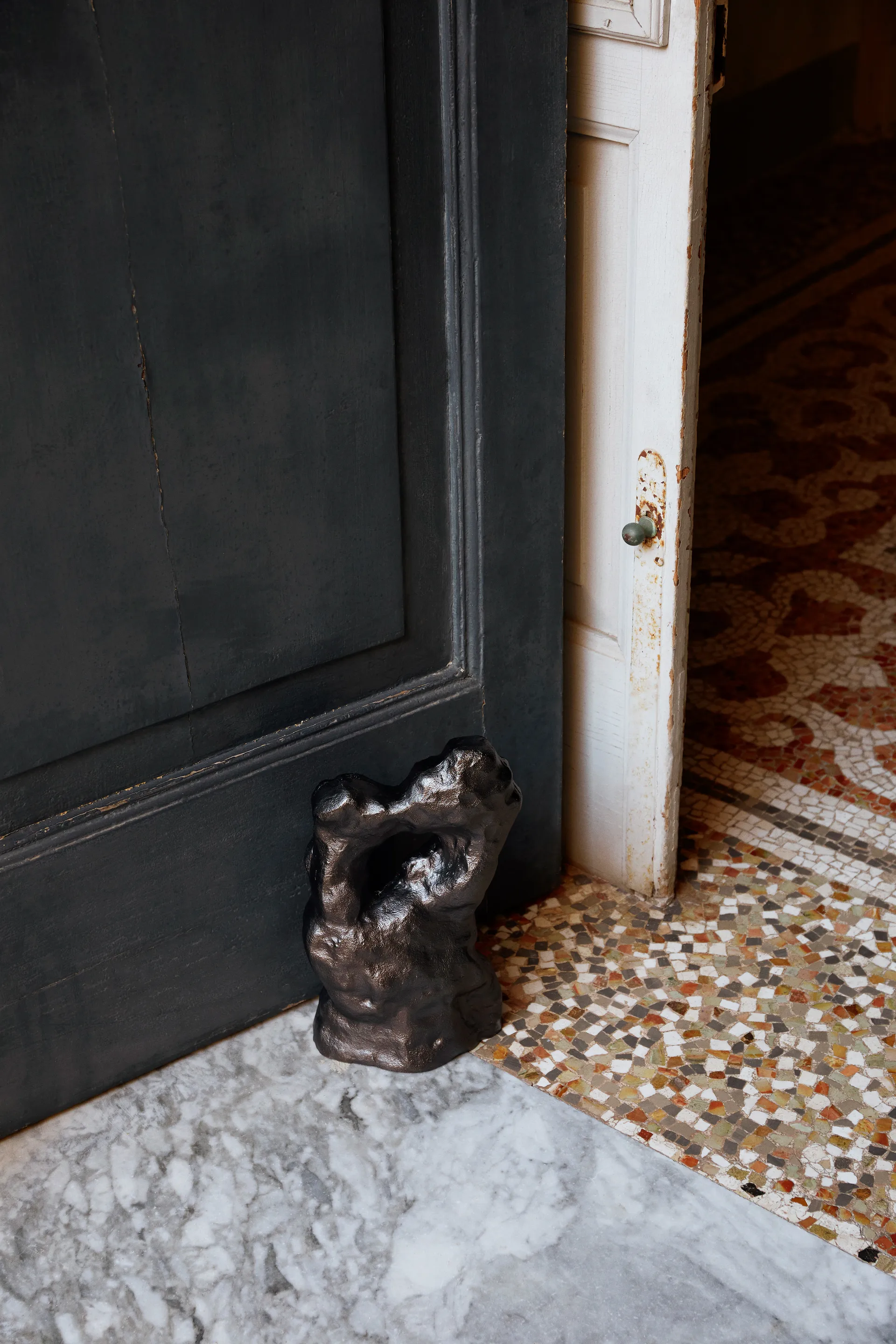 Grotto veistos, Blackened Aluminium Ferm Living