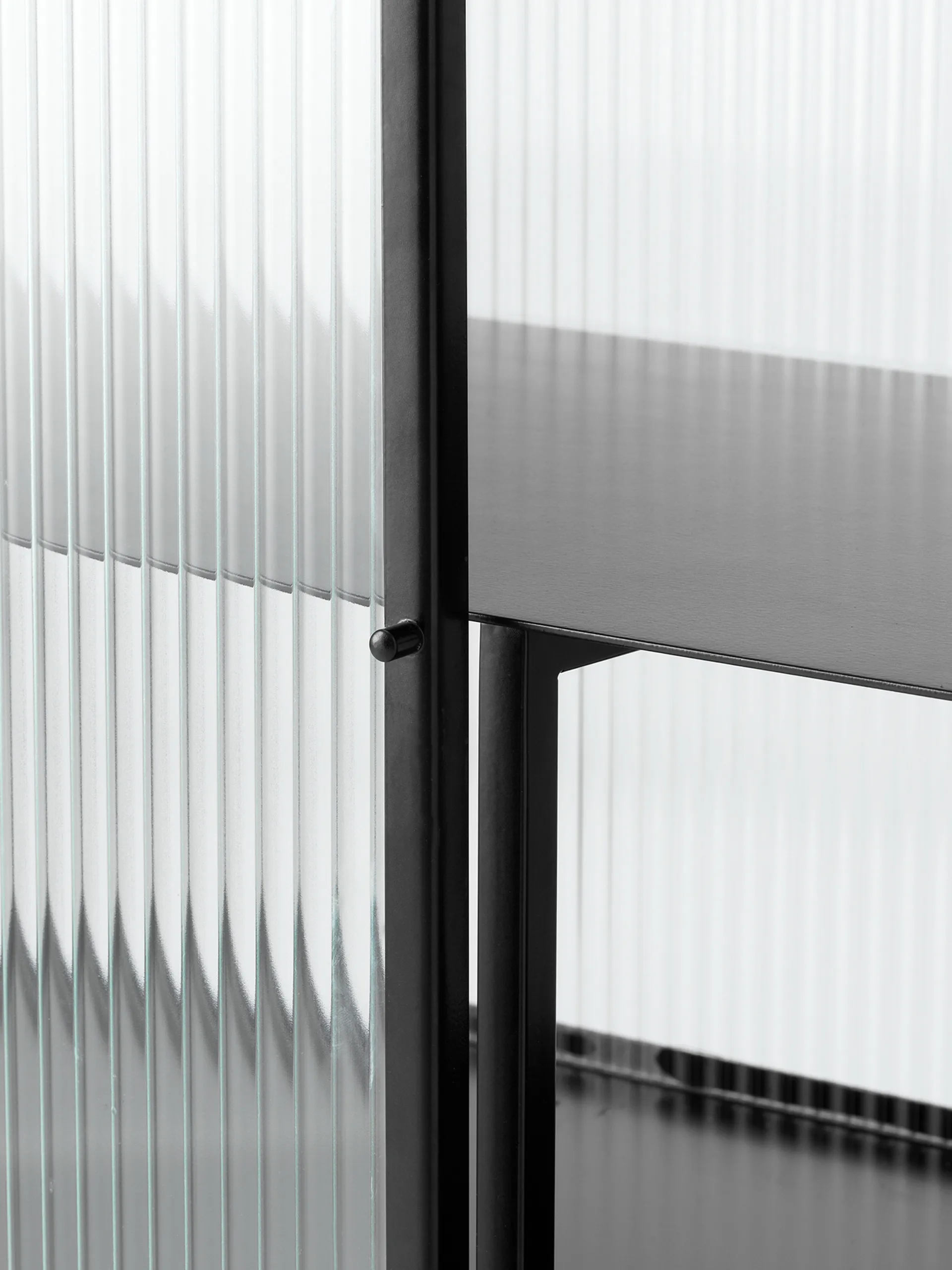 Haze sivupöytä, Black-aaltoileva lasi Ferm Living