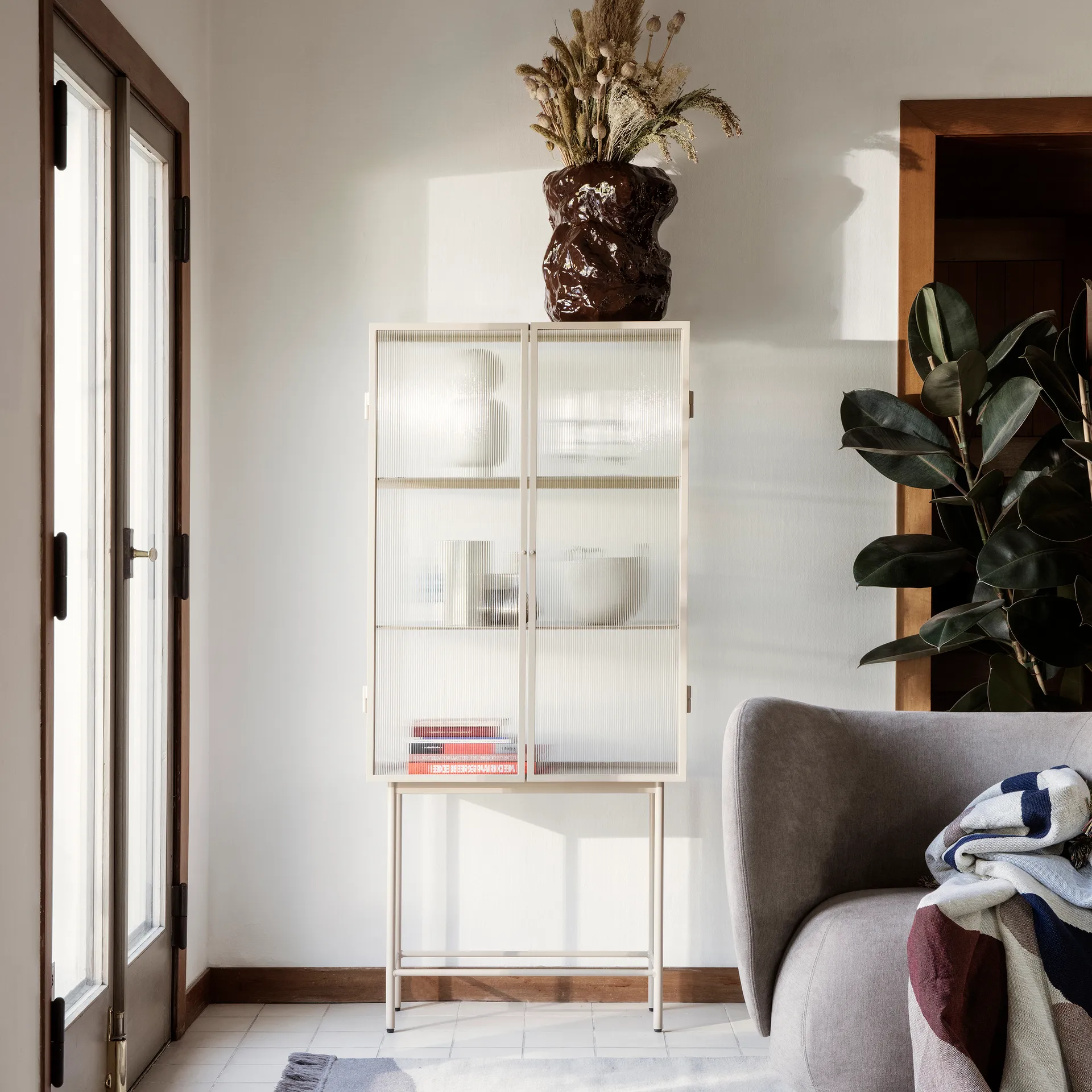 Haze vitriinikaappi, Cashmere Ferm Living