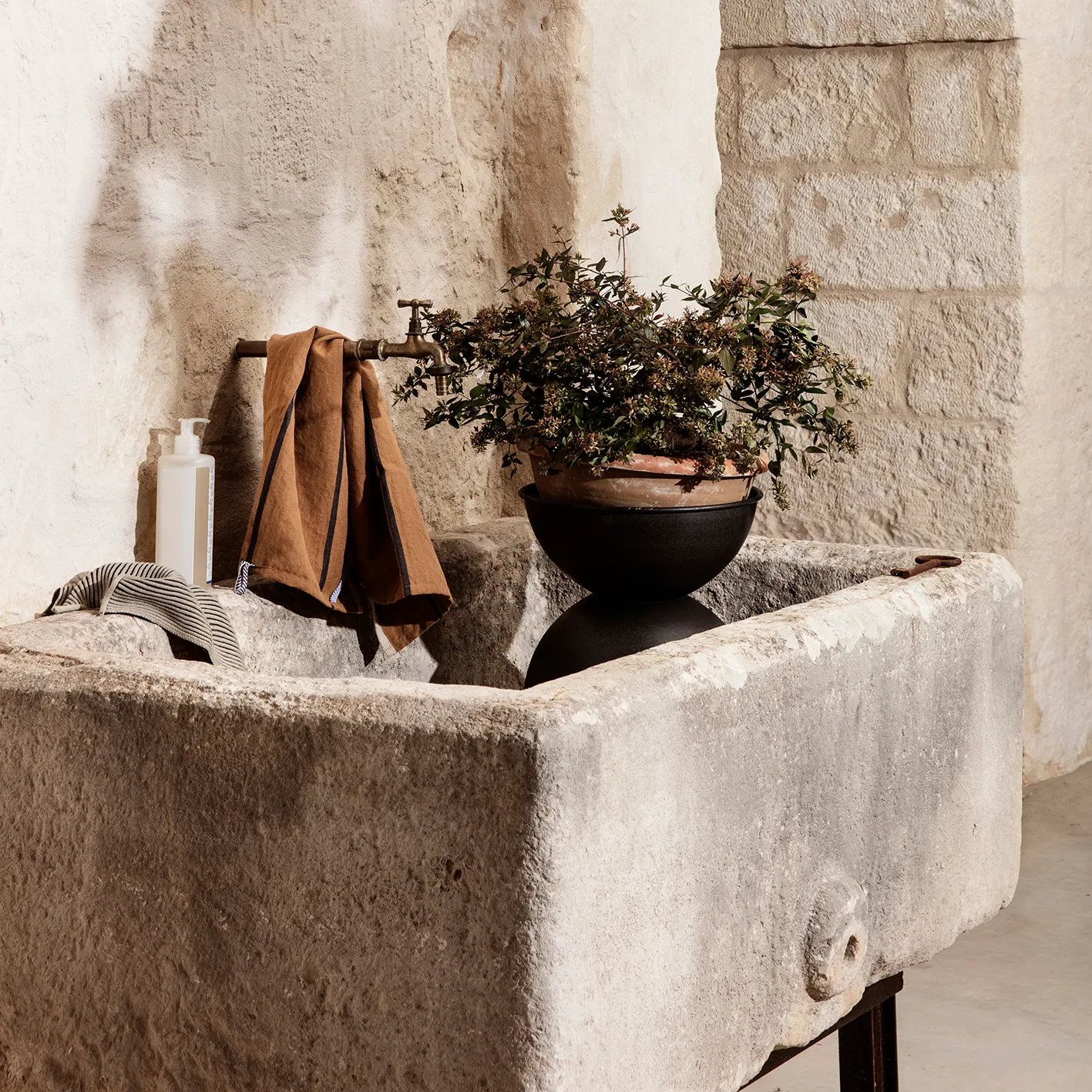 Hourglass ruukku extra small Ø21 cm, Musta-tummanharmaa Ferm Living