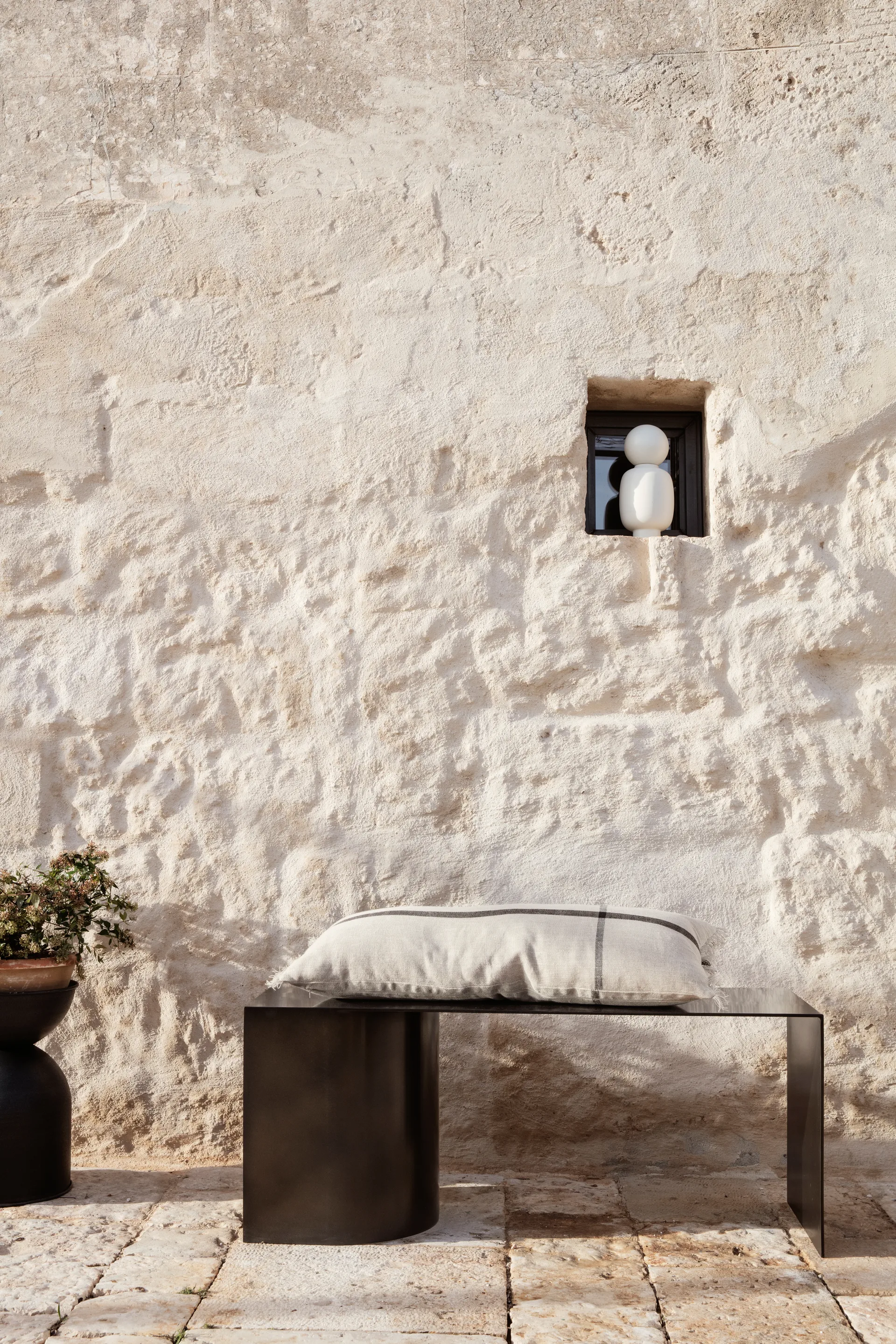 Hourglass ruukku, pieni Ø30 cm, Musta-tummanharmaa Ferm Living