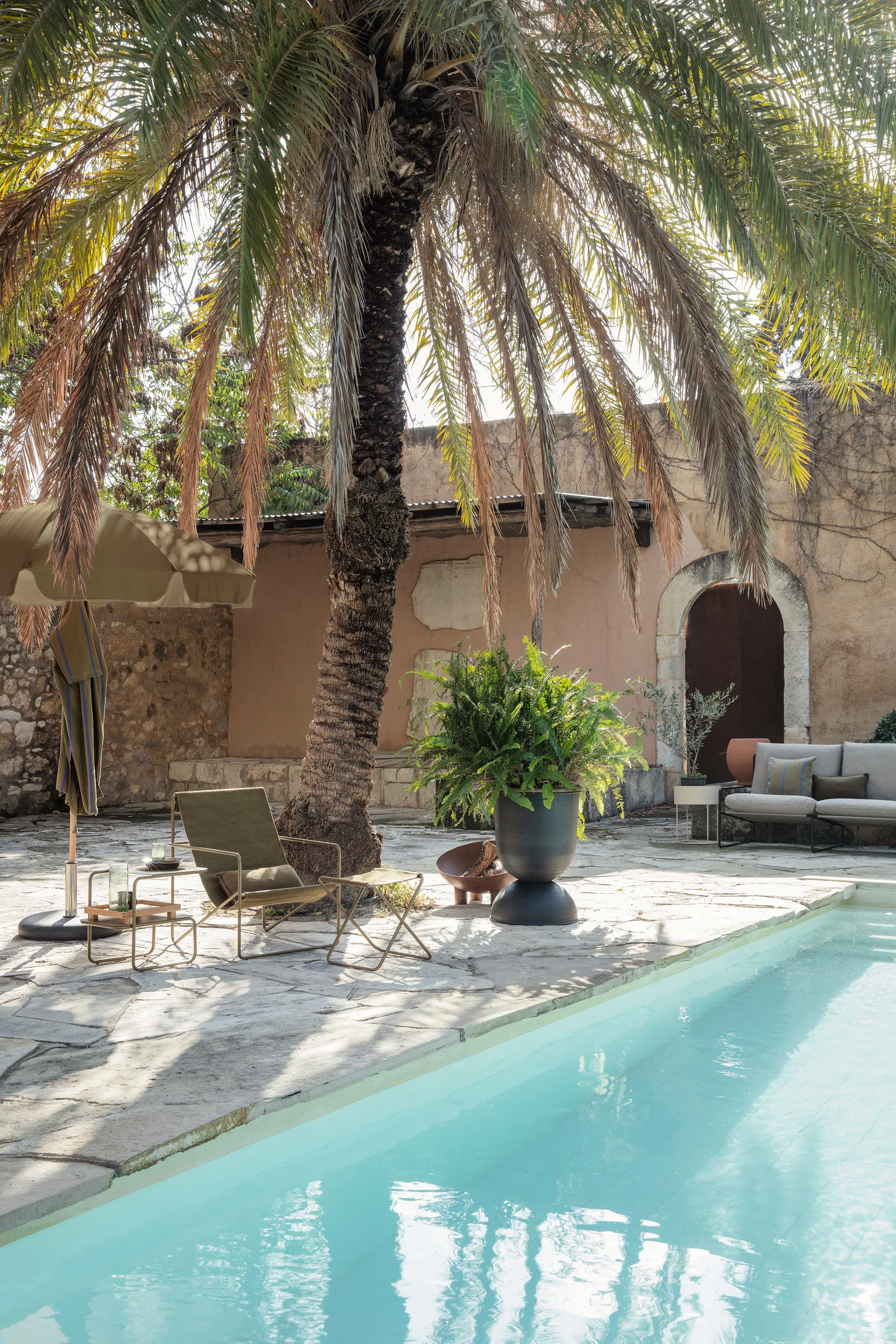 Hourglass ruukku, suuri Ø50 cm, Musta-tummanharmaa Ferm Living