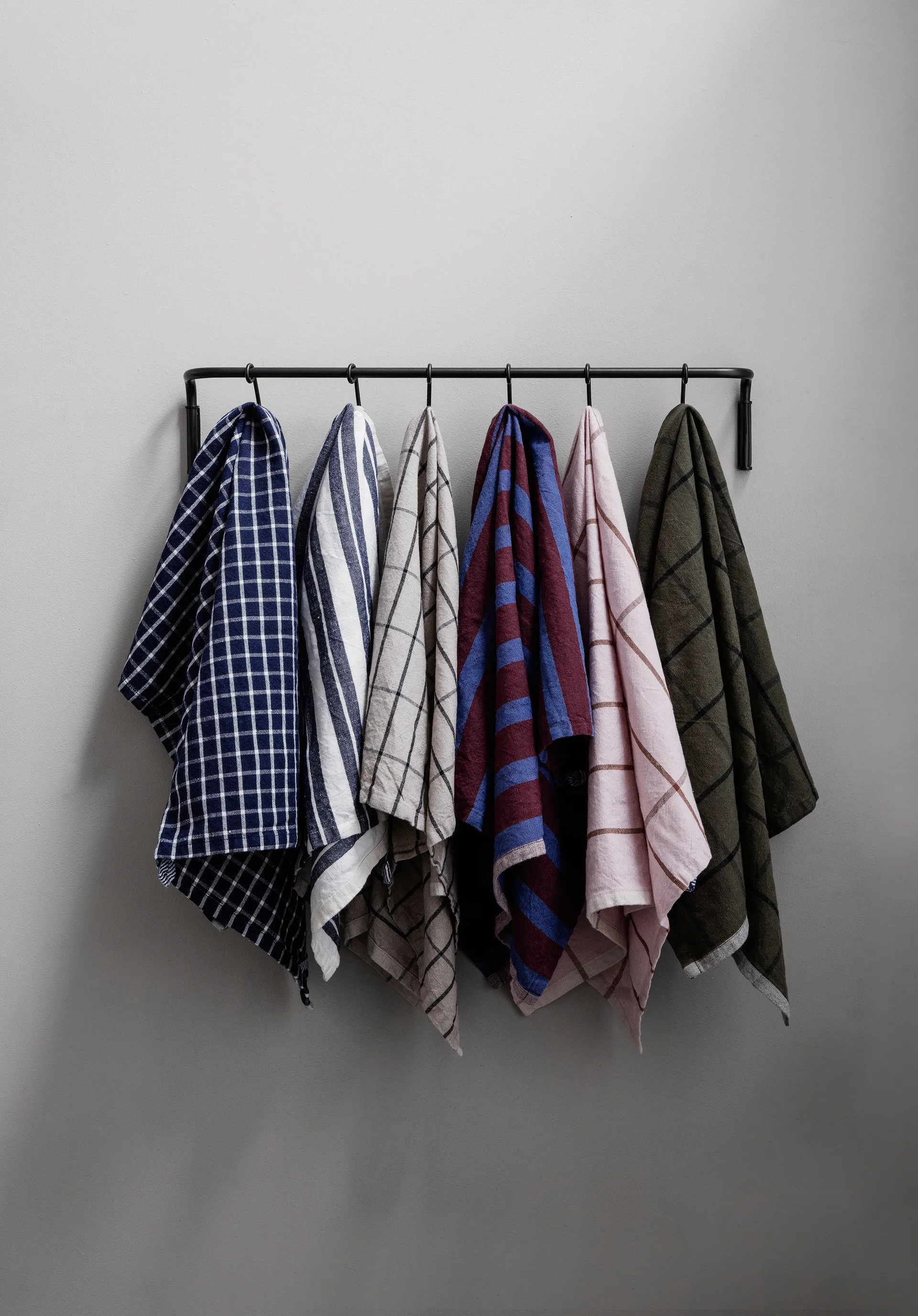 Kitchen keittiönaulakko 6 kpl koukulla, Musta messinki Ferm Living