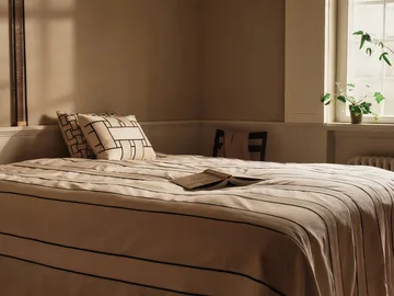 Lattice Offset tyynynpäällinen - Off-white-musta, 40x60 cm - Ferm Living